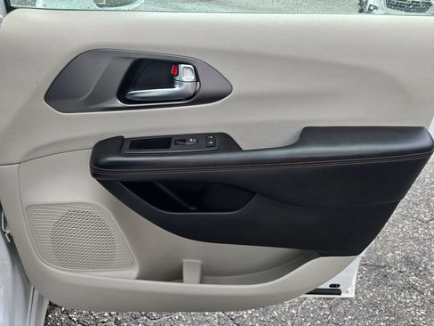 Used 2020 Chrysler Pacifica Touring-L FWD image 45