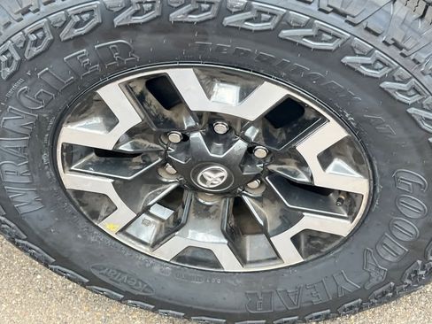 Certified 2023 Toyota Tacoma TRD Off-Road w/ Technology Package AWD/4WD image 22