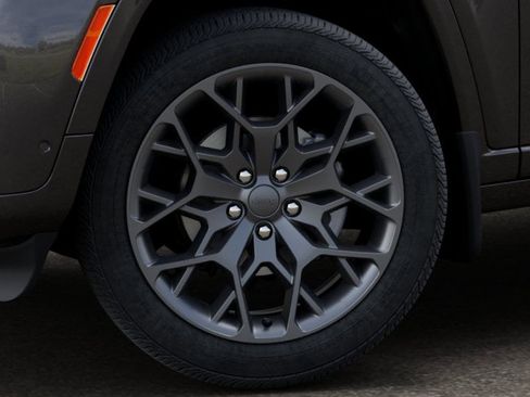 New 2026 Jeep Grand Cherokee Summit image 4