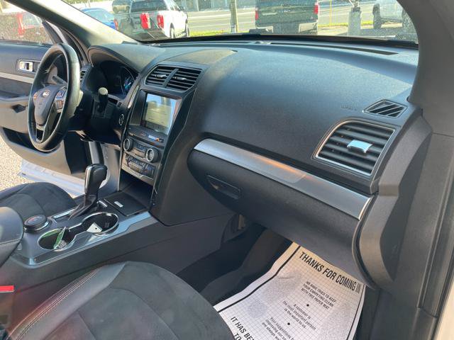 Used 2018 Ford Explorer XLT w/ Equipment Group 202A AWD/4WD image 31