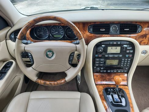 Used 2004 Jaguar XJ8 image 17