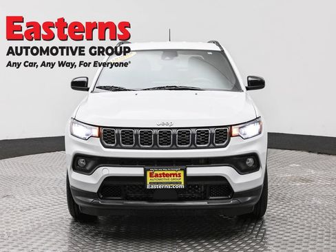 Used 2024 Jeep Compass Latitude AWD/4WD image 2
