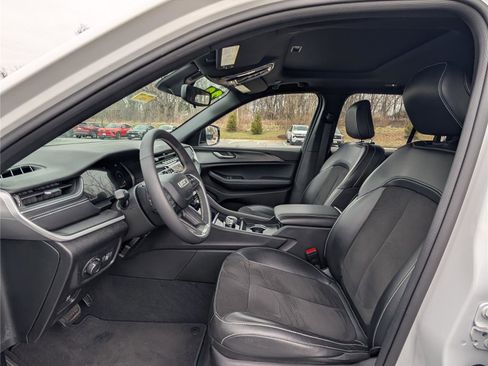 Used 2023 Jeep Grand Cherokee Altitude image 14