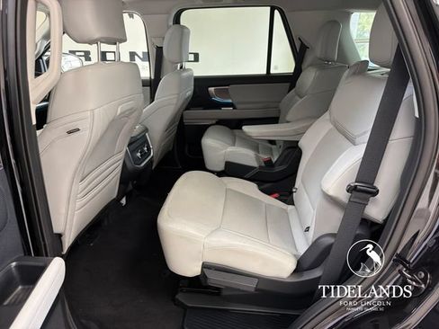 Certified 2025 Ford Expedition Platinum w/ Driver's Package AWD/4WD image 30