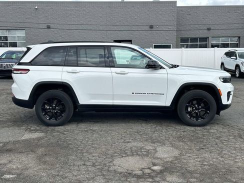 Used 2024 Jeep Grand Cherokee Altitude AWD/4WD image 2