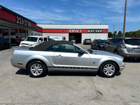 Used 2009 Ford Mustang Convertible image 2
