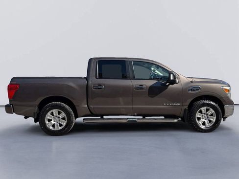 Used 2017 Nissan Titan SV image 2
