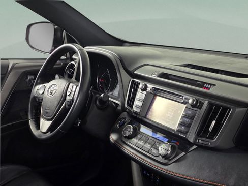 Used 2018 Toyota RAV4 SE image 19