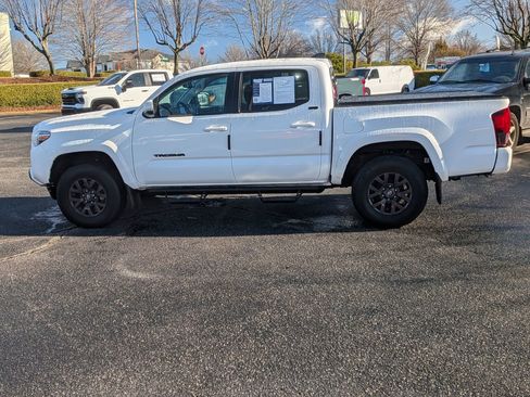 Used 2022 Toyota Tacoma SR5 w/ Technology Package image 6
