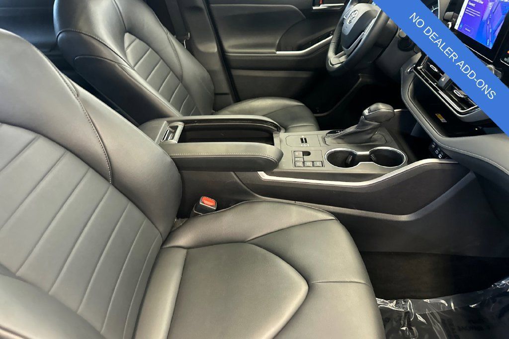 Used 2023 Toyota Highlander XLE AWD/4WD image 17
