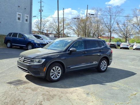 Used 2018 Volkswagen Tiguan SE w/ Panoramic Sunroof Package image 8