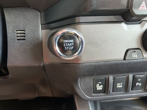 Used 2019 Toyota Tacoma TRD Sport image 38