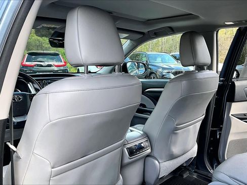 Used 2017 Toyota Highlander Limited image 23