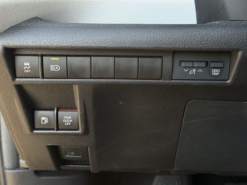 Used 2025 Toyota Sienna XLE FWD image 24