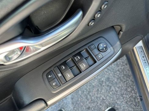 Used 2019 Jeep Cherokee Limited w/ Luxury Group FWD image 19
