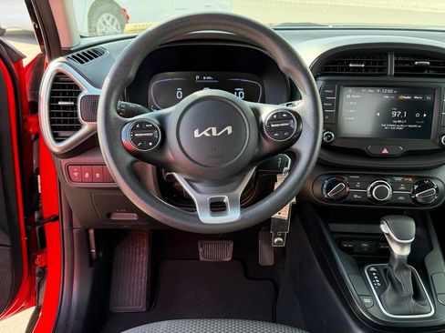 Used 2023 Kia Soul LX w/ LX Technology Package image 13