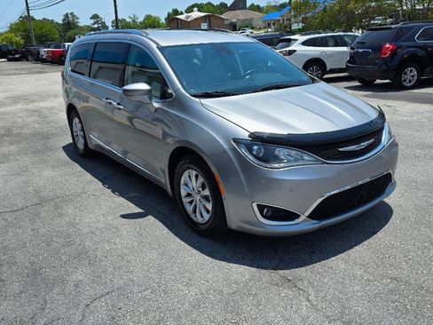 Used 2018 Chrysler Pacifica Touring-L Plus FWD image 3