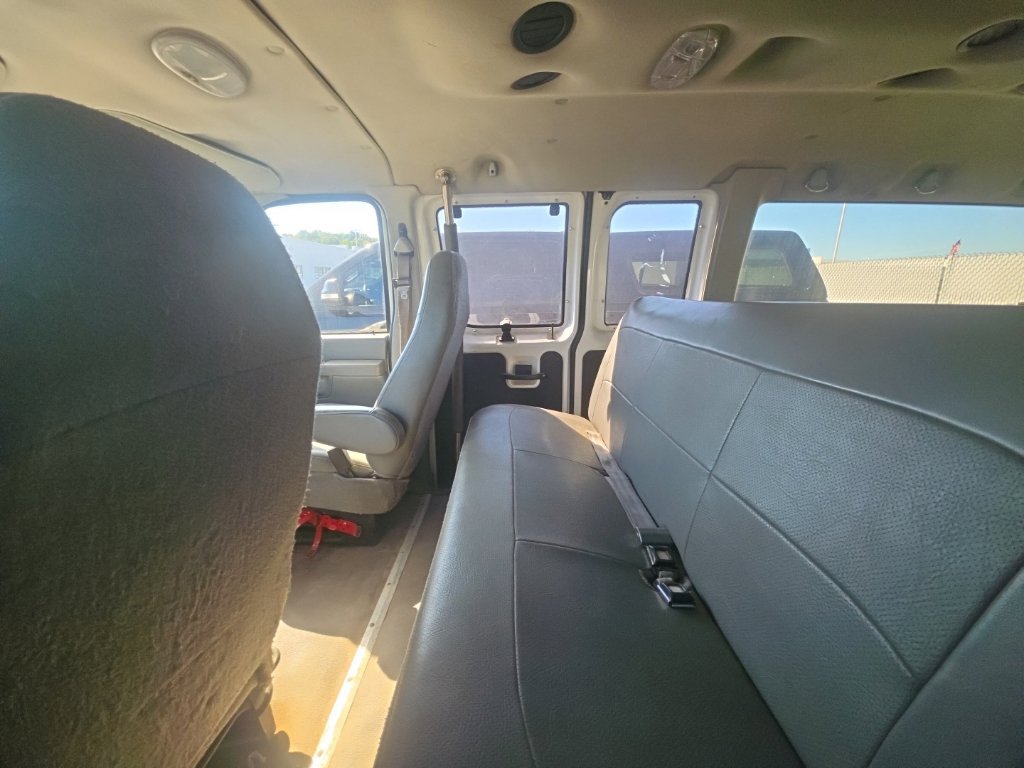Used 2006 Ford E-150 and Econoline 150 Wagon RWD image 11