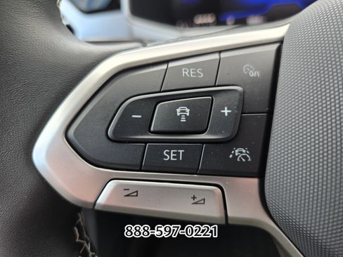 Certified 2025 Volkswagen Taos SE image 28