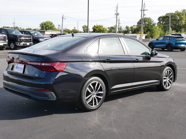 Used 2025 Volkswagen Jetta SE FWD image 4