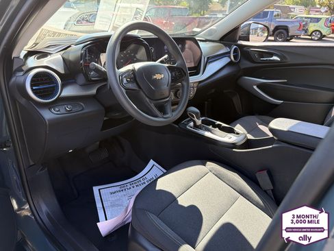 Used 2025 Chevrolet Trax LS w/ LS Convenience Package FWD image 9