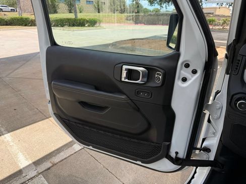 Used 2025 Jeep Wrangler Unlimited Sahara AWD/4WD image 18