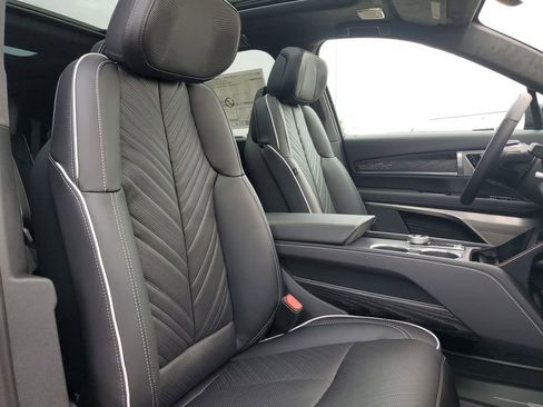 New 2026 Cadillac Vistiq Platinum image 27