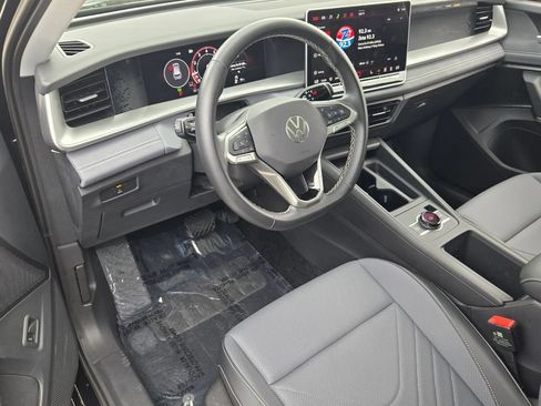Certified 2026 Volkswagen Tiguan SE w/ Panoramic Sunroof Package FWD image 11