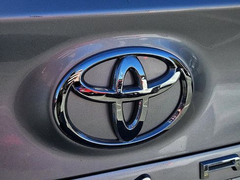 Used 2018 Toyota Camry LE image 12