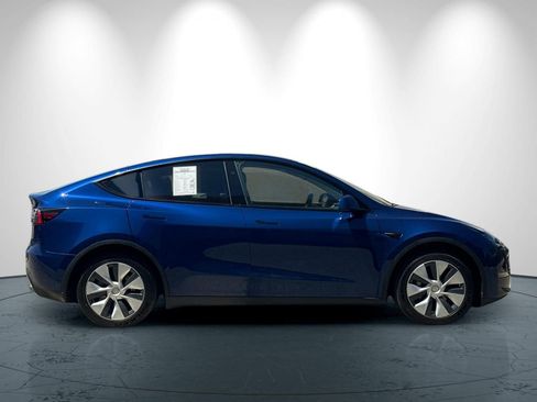 Used 2024 Tesla Model Y Long Range AWD/4WD image 3