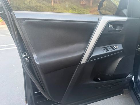 Used 2016 Toyota RAV4 LE FWD image 10