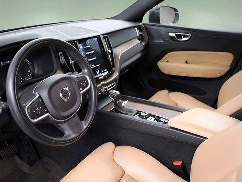 Used 2019 Volvo XC60 T5 Momentum w/ Multimedia Package image 10