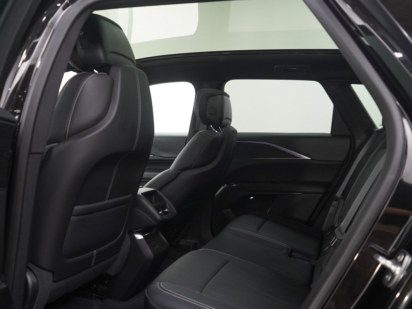 Used 2025 Cadillac Lyriq Luxury w/ LPO, Floor Liner Package AWD/4WD image 18