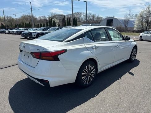Used 2024 Nissan Altima 2.5 SV image 3