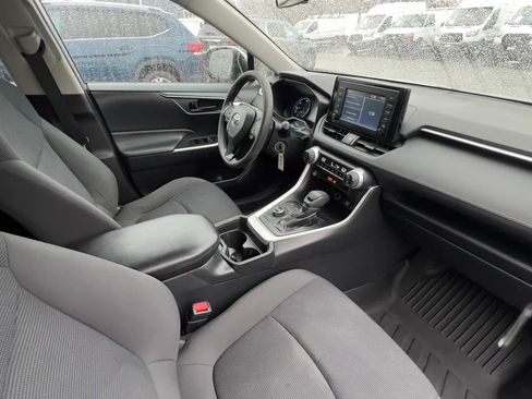 Used 2019 Toyota RAV4 LE w/ Carpet Mat Package image 22