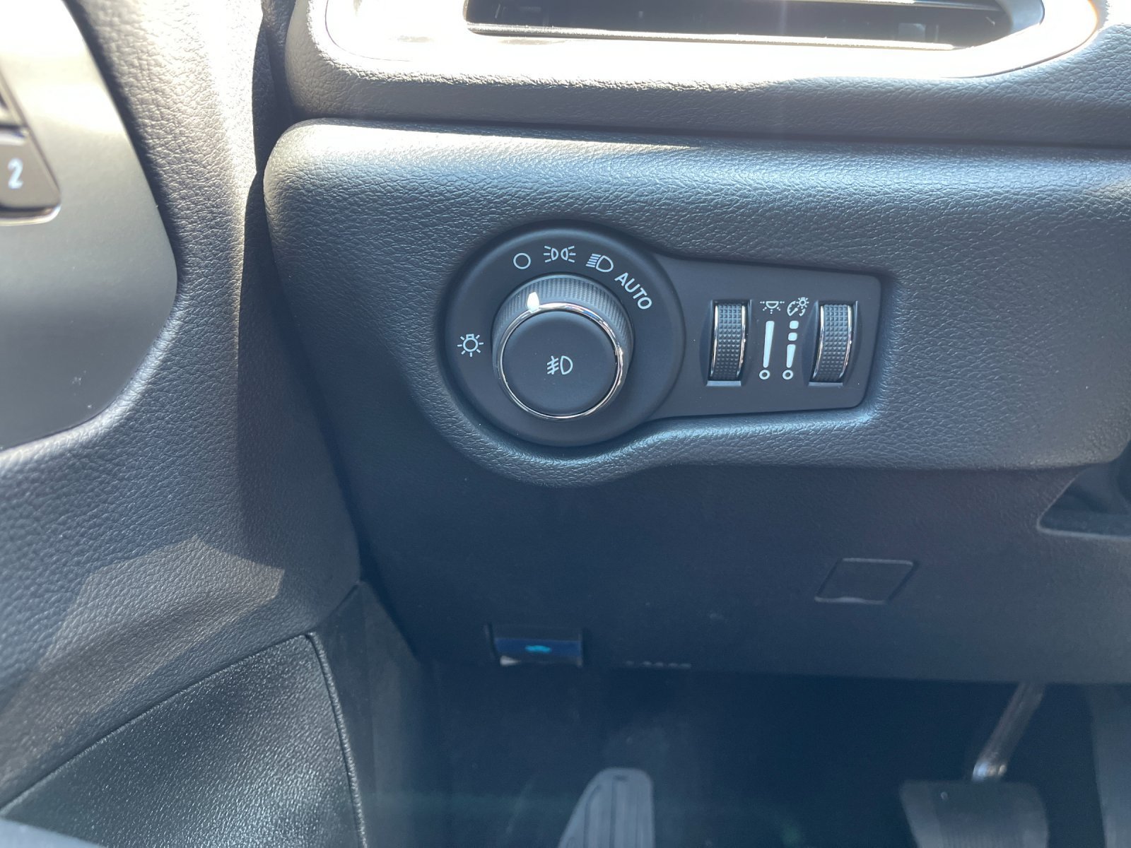 Used 2025 Chrysler Pacifica Select FWD image 32