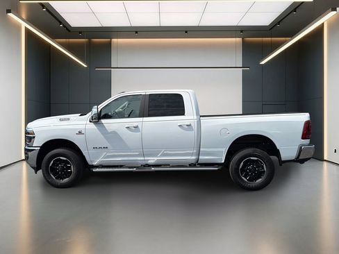 Used 2025 RAM 2500 Laramie AWD/4WD image 2