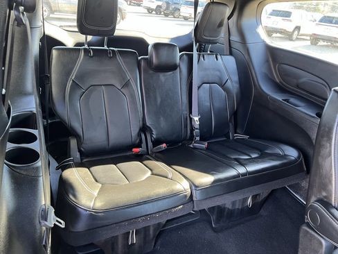 Used 2025 Chrysler Pacifica Select image 18