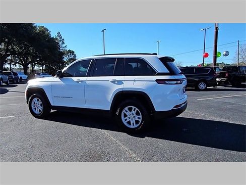 Used 2024 Jeep Grand Cherokee Laredo w/ Trailer Tow Package image 27