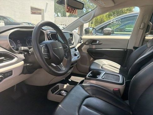 Used 2023 Chrysler Pacifica Touring-L FWD image 2