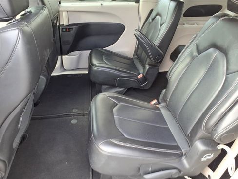 Used 2024 Chrysler Pacifica Touring-L image 13