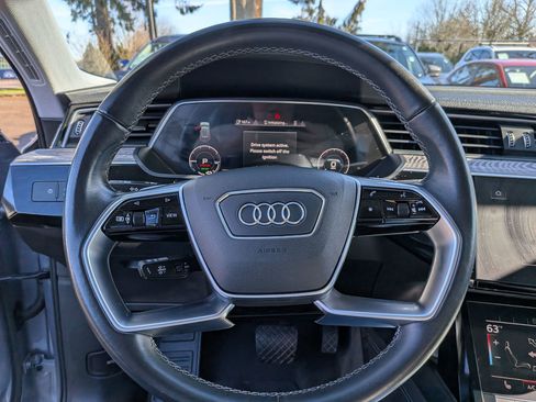 Used 2022 Audi e-tron Premium w/ Convenience Plus Package image 15