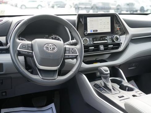 Used 2023 Toyota Highlander XLE AWD/4WD image 11