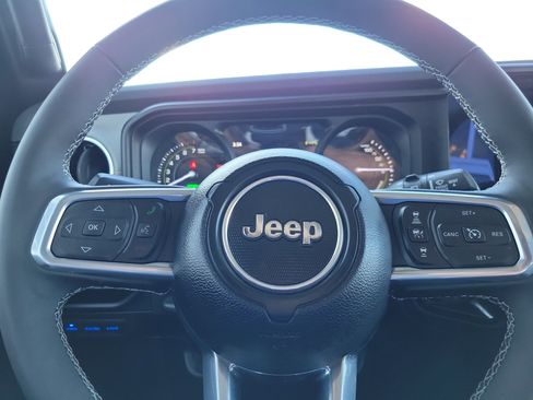 Used 2025 Jeep Wrangler Unlimited Sahara w/ Safety Group image 8