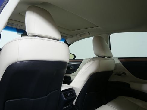 Used 2025 Lexus ES 300h w/ Premium Package image 16