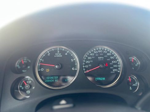 Used 2013 Chevrolet Avalanche LTZ image 24