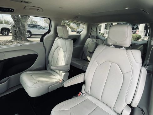 Used 2021 Chrysler Voyager Lxi image 23