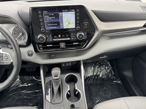 Certified 2022 Toyota Highlander XLE image 2