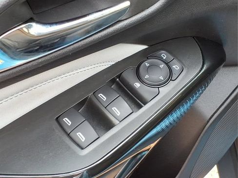 Used 2025 Chevrolet Trax LT w/ Sunroof Package FWD image 17
