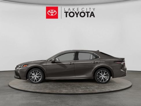 Used 2024 Toyota Camry SE FWD image 3